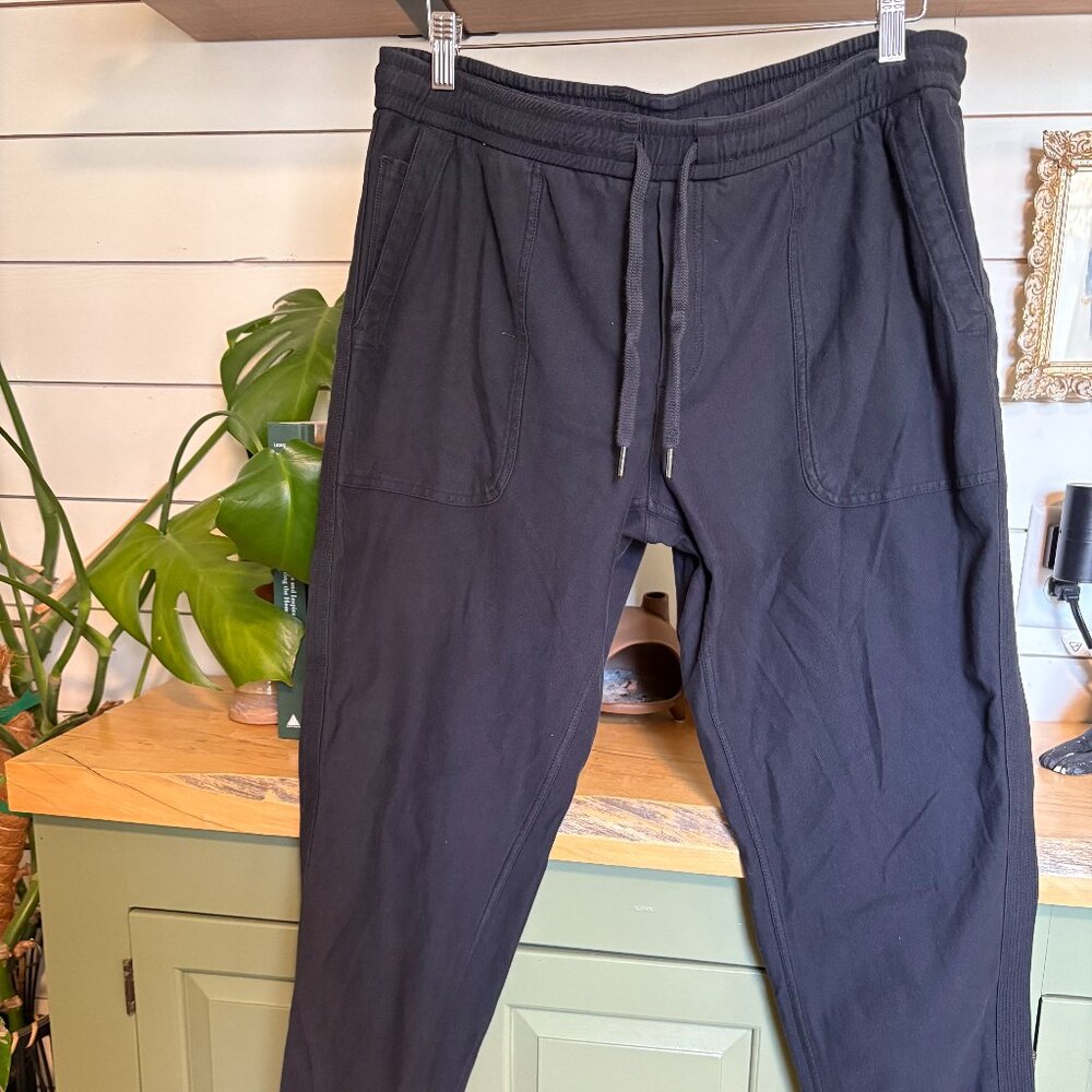 Athleta jogger pants in a deep charcoal black 🤍 Large